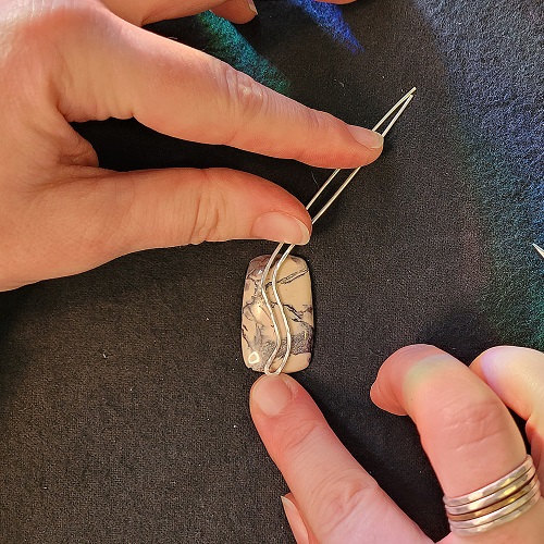 Jennifer Brooks's Snowy Road Pendant - Shaping the U wire., Classic Wire Jewelry, Wire Wrapping, Wrapping, Wire Wrapping Jewelry, Weaving, Wire Weaving, Weaving Wire, snowy road pendant